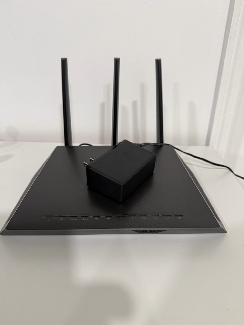 NETGEAR Black Wireless Router with LED Status Indicators - Picture 4 of 7